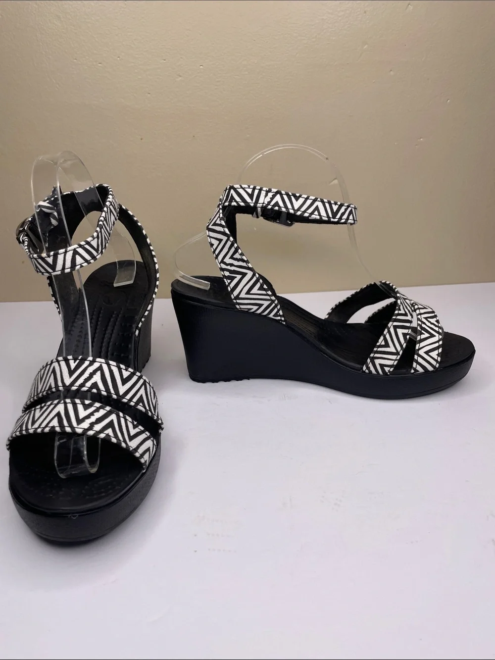 CROCS Leigh Ankle Wedge Sandals Black & White Geometric Print 9